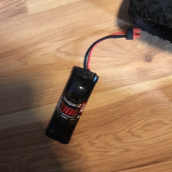 Remote control four-wheel-drive off-road in truck - Picture 3 of 5